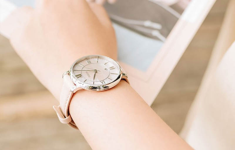 Dong ho Fossil nam day kim loai