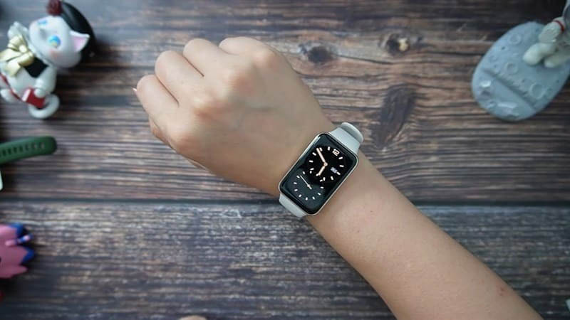 Dong ho thong minh nu mat tron