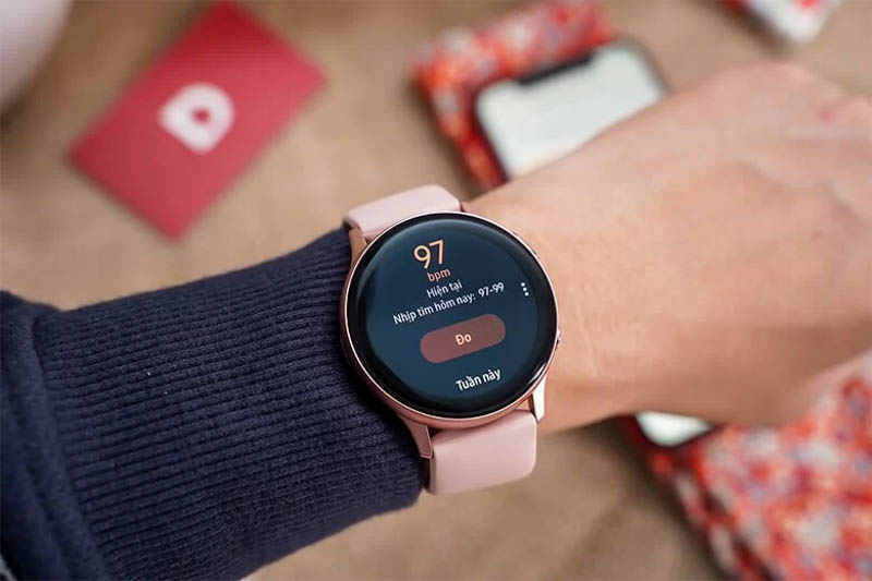 Dong ho thong minh nu mat vuong