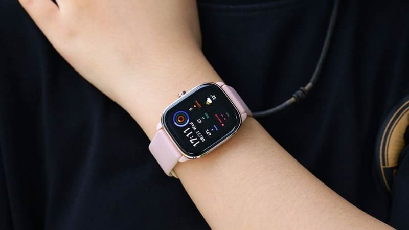 Dong ho thong minh Samsung mat vuong