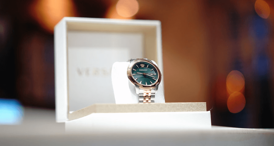 Kiểm tra hộp đựng đồng hồ Versace để nhận biết hàng giả