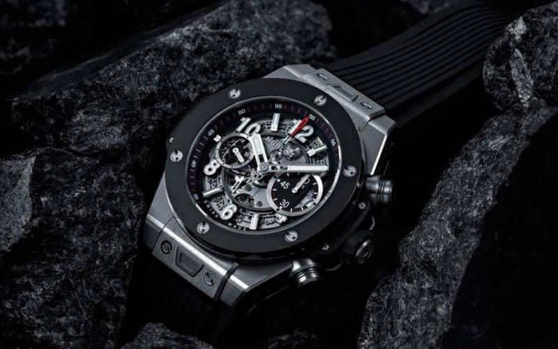 hublot den tu nuoc nao