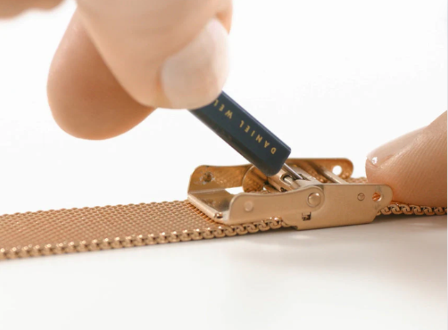 Điều chỉnh dây lưới đồng hồ đơn giản ngay tại nhà