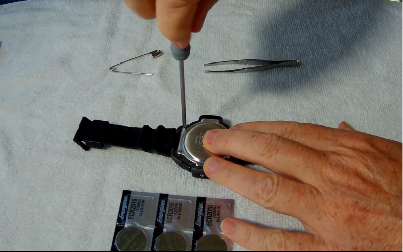 Hướng dẫn các bước thay pin đồng hồ Casio