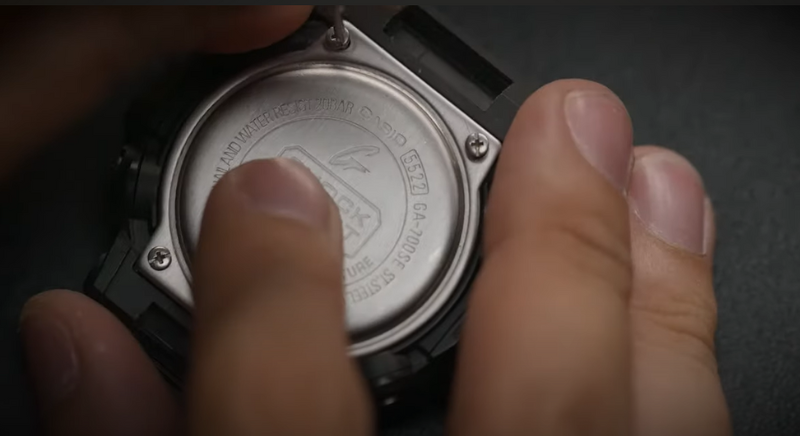 kiểm tra lại đồng hồ trước khi lắp lại mặt sau