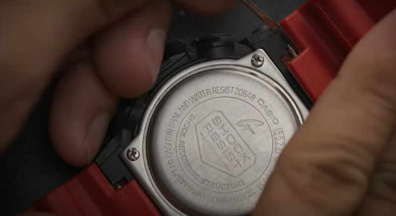 Vệ sinh, tháo dây đeo và nắp sau đồng hồ