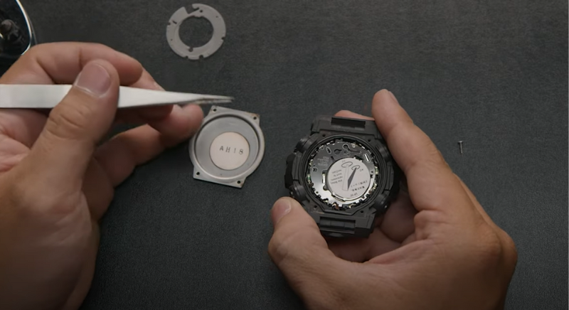 Tháo lớp bọc bằng nhựa hoặc vòng cao su ra khỏi đồng hồ