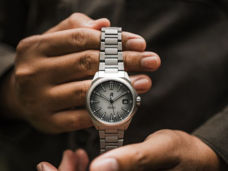 vệ sinh đồng hồ dây kim loại