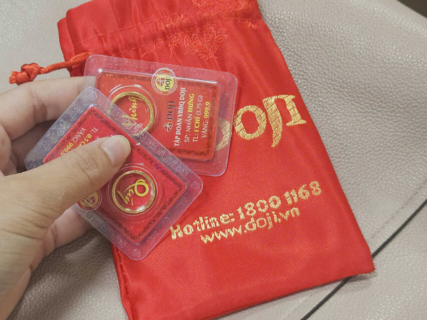 ang-nhan-trong-tui-de-tranh-tray-xuoc_25c3e68a13ec407c85f1a308771958d3_grande Bạn nên bảo quản vàng nhẫn trong túi để tránh trầy xước và bị oxy hóa trong thói quen sinh hoạt hàng ngày