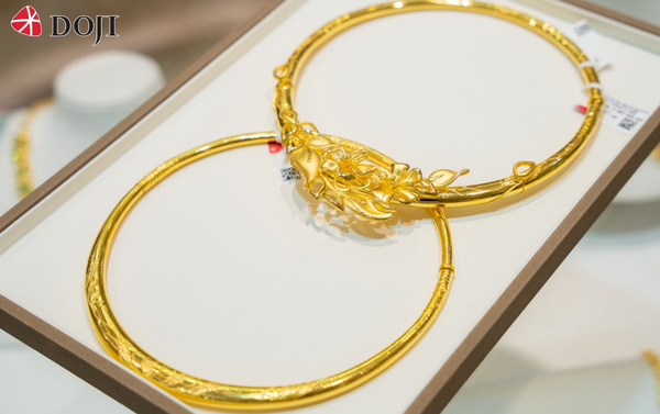 DOJI là một trong những thương hiệu trang sức cưới hàng đầu tại Việt Nam hiện nay, ghi dấu ấn với nhiều mẫu kiềng vàng cưới cao cấp, tinh xảo