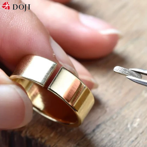 e-cat-bo-mot-phan-nhan-sau-do-han-lai_f4b20607962741bfab0baecf0d22d21b_grande Thợ kim hoàn thường sẽ cắt bỏ một phần nhẫn sau đó hàn lại