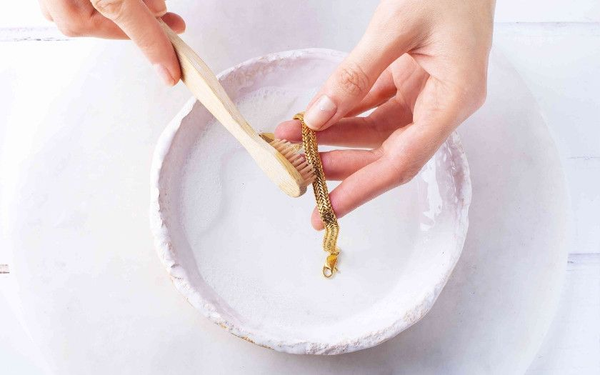 en-su-dung-bien-phap-nay-thuong-xuyen_e8931d89737547558d20f19ab1adde91_grande Đánh bóng vàng 9999 giúp khôi phục độ sáng nhưng không nên sử dụng biện pháp này thường xuyên