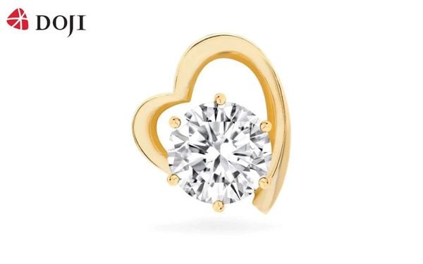 Tạo hình trái tim ôm lấy viên đá chủ như một biểu tượng đặc trưng cho tình yêu, sự gắn kết, che chở của đôi lứa