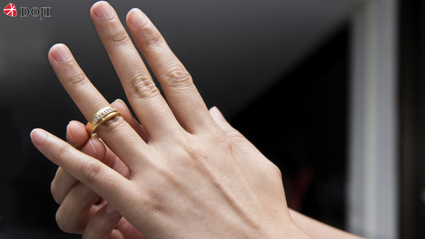 n-gian-nhat-de-khac-phuc-nhan-bi-rong_ecee558994bf4795b6185c2c8d9c6b13_grande Đeo nhẫn sang ngón khác là cách đơn giản nhất để khắc phục nhẫn bị rộng