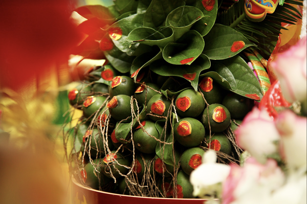 Tùy theo văn hóa mỗi vùng miền mà cặp đôi có thể bổ sung các nghi thức như trao trầu cau, tổ chức lễ dạm ngõ để ngày cưới thêm phần trang trọng, đủ đầy