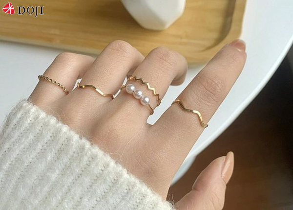 ua-giup-chiec-nhan-rong-khong-bi-tuot_ff3cb48fa235472c9f876541d728d47c_grande Đeo thêm nhẫn khác vừa giúp chiếc nhẫn rộng không bị tuột, vừa tạo điểm nhấn thẩm mỹ