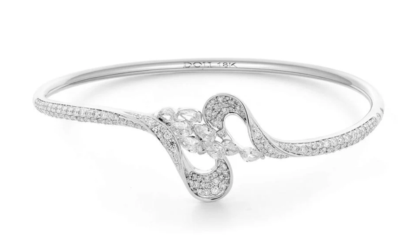 Vòng tay vàng trắng 18K gắn kim cương DOJI AFGR000454D2DA1 với thiết kế tối giản, mang lại vẻ đẹp sang trọng, tinh tế