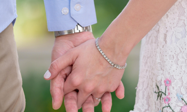 Tặng vòng tay là cách tuyệt vời để thể hiện sự quan tâm, trân trọng, và gửi gắm những thông điệp yêu thương