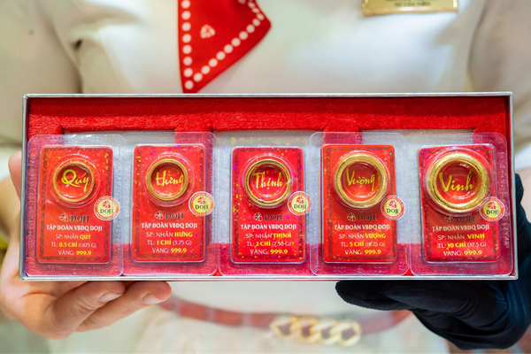 Nên mua vàng miếng hoặc nhẫn tròn trơn 9999 để tích trữ lâu dài, tránh mua vàng trang sức dễ mất giá