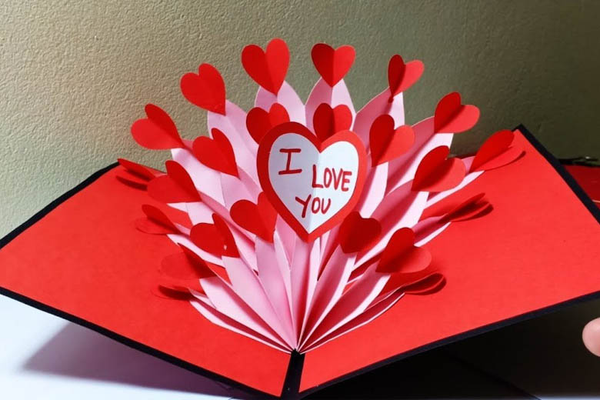 cuon-album-anh-hay-tam-thiep-handmade_07f8ea5ac9c74219bc5695a6d504ad15_grande Một cuốn album ảnh hay tấm thiệp handmade – món quà chứa đựng tình cảm chân thành nhất dành cho mẹ