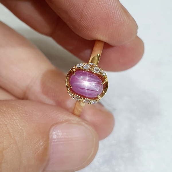 Ruby sao phát sáng hình sao kỳ ảo khi có ánh sáng chiếu