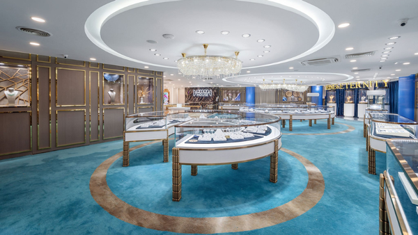 Khách hàng đánh giá cao không gian của cửa hàng trang sức DOJI