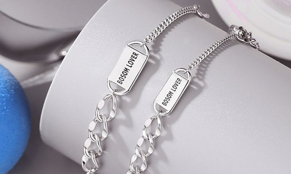 Một chiếc vòng tay khắc tên sẽ giúp bạn gửi gắm thông điệp yêu thương và sự quan tâm trọn vẹn