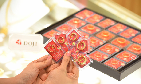 Mua vàng tại các thương hiệu lớn như DOJI để đảm bảo chất lượng và an toàn giao dịch