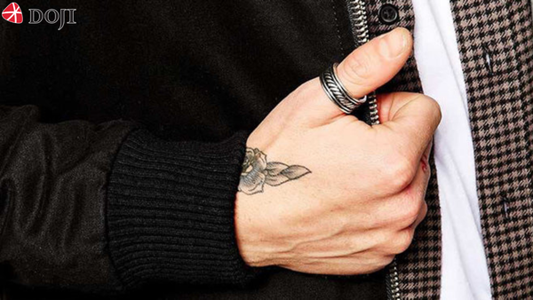 n-cai-tay-phai-the-hien-su-sang-trong_ed313d762fce4ac099ca5e80e08f249b_grande Đeo nhẫn ngón cái tay phải thể hiện sự sang trọng